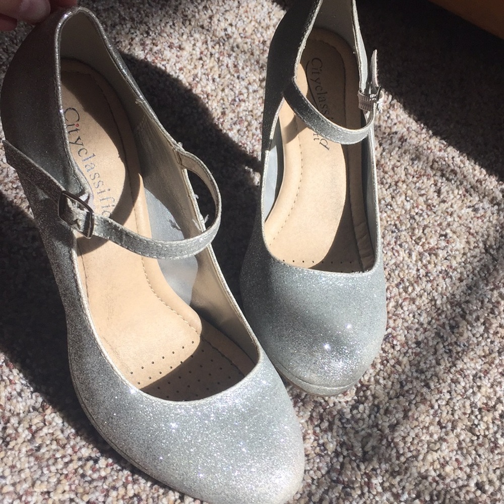 Shinny silver prom heels